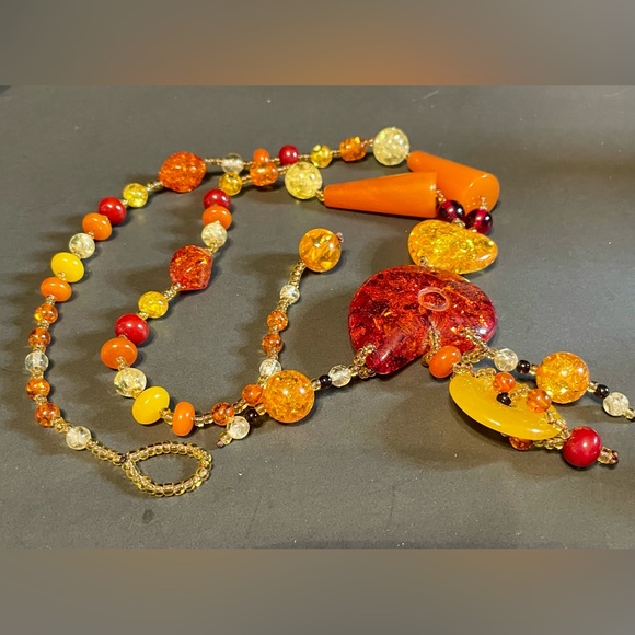 Vintage Artisan Bakelite and Lucite Beaded Necklace - Picture 10 of 11